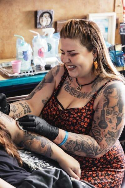 Tatuadores: Usa IA para crear tatuajes inspirados en estilos artísticos diversos