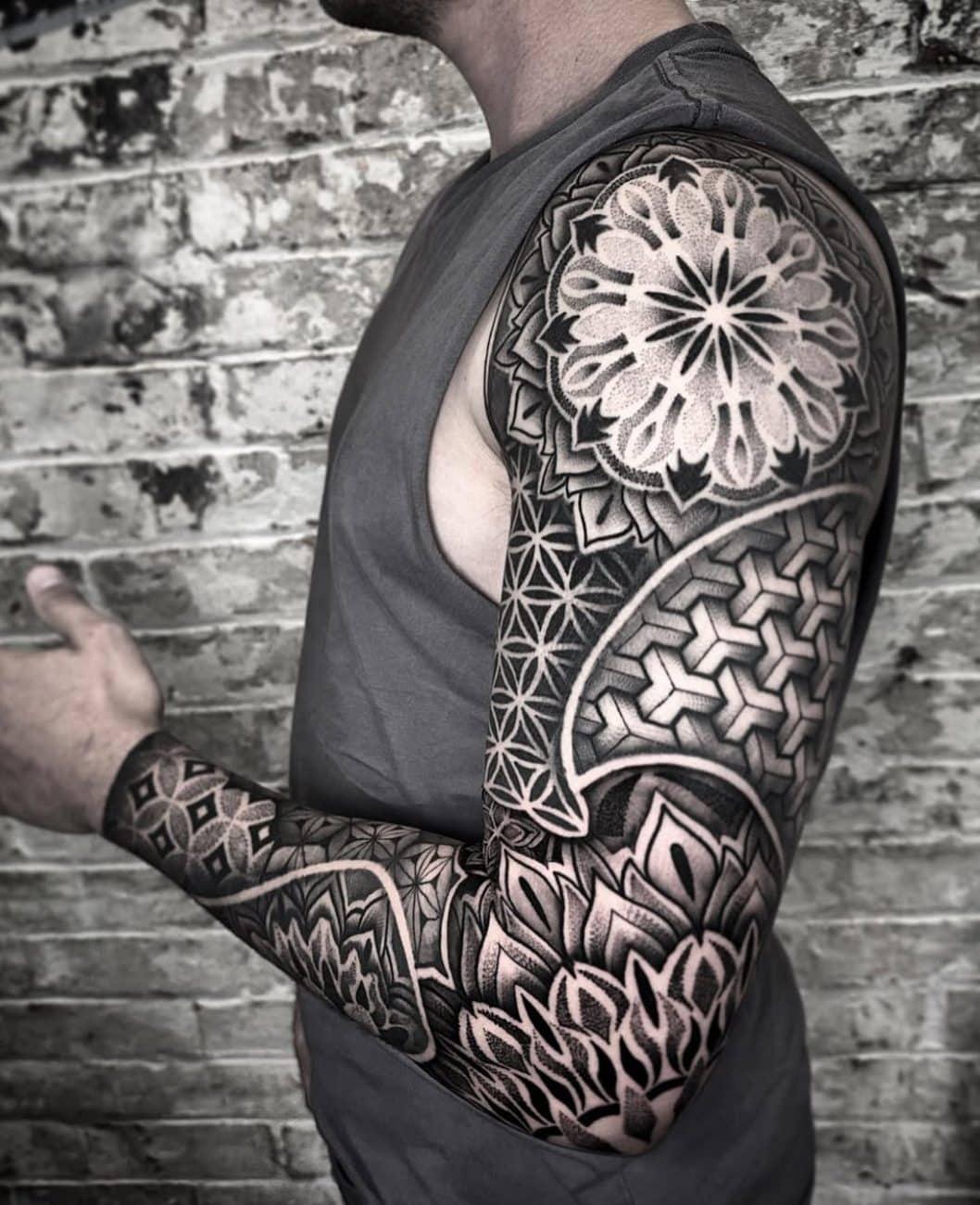 Ejemplos de tatuajes inspirados en IA y patrones matemáticos complejos