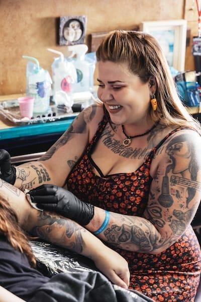 Tatuajes en el tiempo: Casos de éxito y testimonios de artistas que usan IA